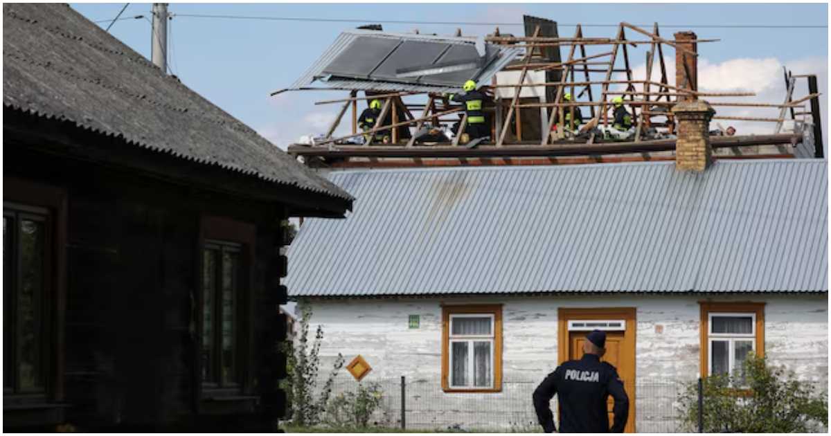 পোল্যান্ডের লুবলিন ভয়ভোদেশিপ এলাকায় দেশটির আকাশসীমা লঙ্ঘন করে প্রবেশ করা ড্রোনের আঘাতে ক্ষতিগ্রস্ত বাড়ির ছাদে গত ১০ সেপ্টেম্বর কাজ করেন ফায়ারফাইটাররা। ওই সময় নিচ থেকে দাঁড়িয়ে তা দেখেন এক পুলিশ কর্মকর্তা। ছবি: রয়টার্স